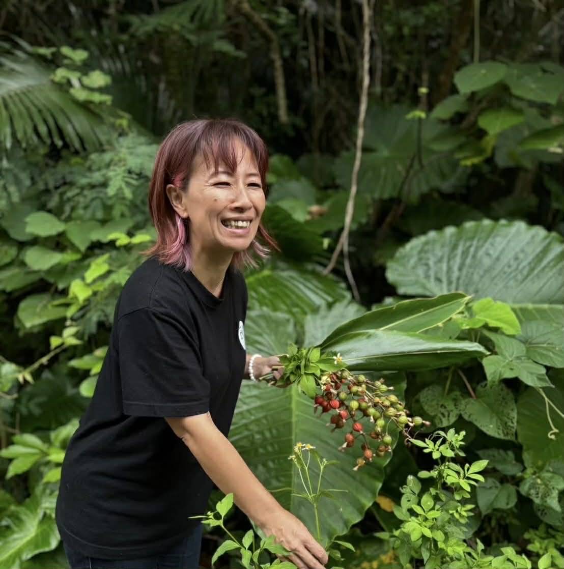 植物に囲まれて笑顔を見せる講師・小釣はるよ