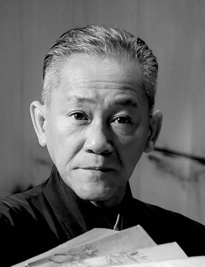 扇を手にした狂言師・茂山千三郎