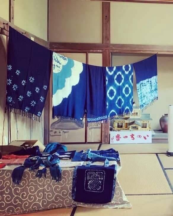 室内に展示された青い染物の布やバッグ