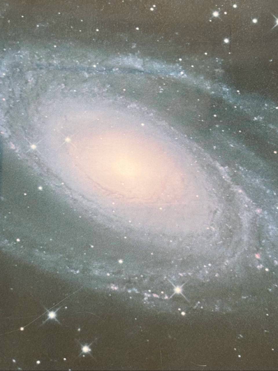 星々に囲まれた渦巻く銀河のイメージ