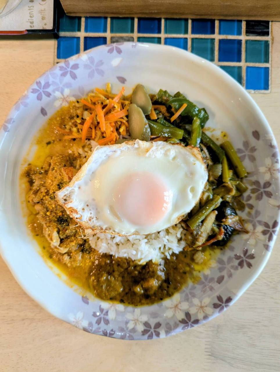彩り豊かな野菜と卵を添えたスパイスカレー
