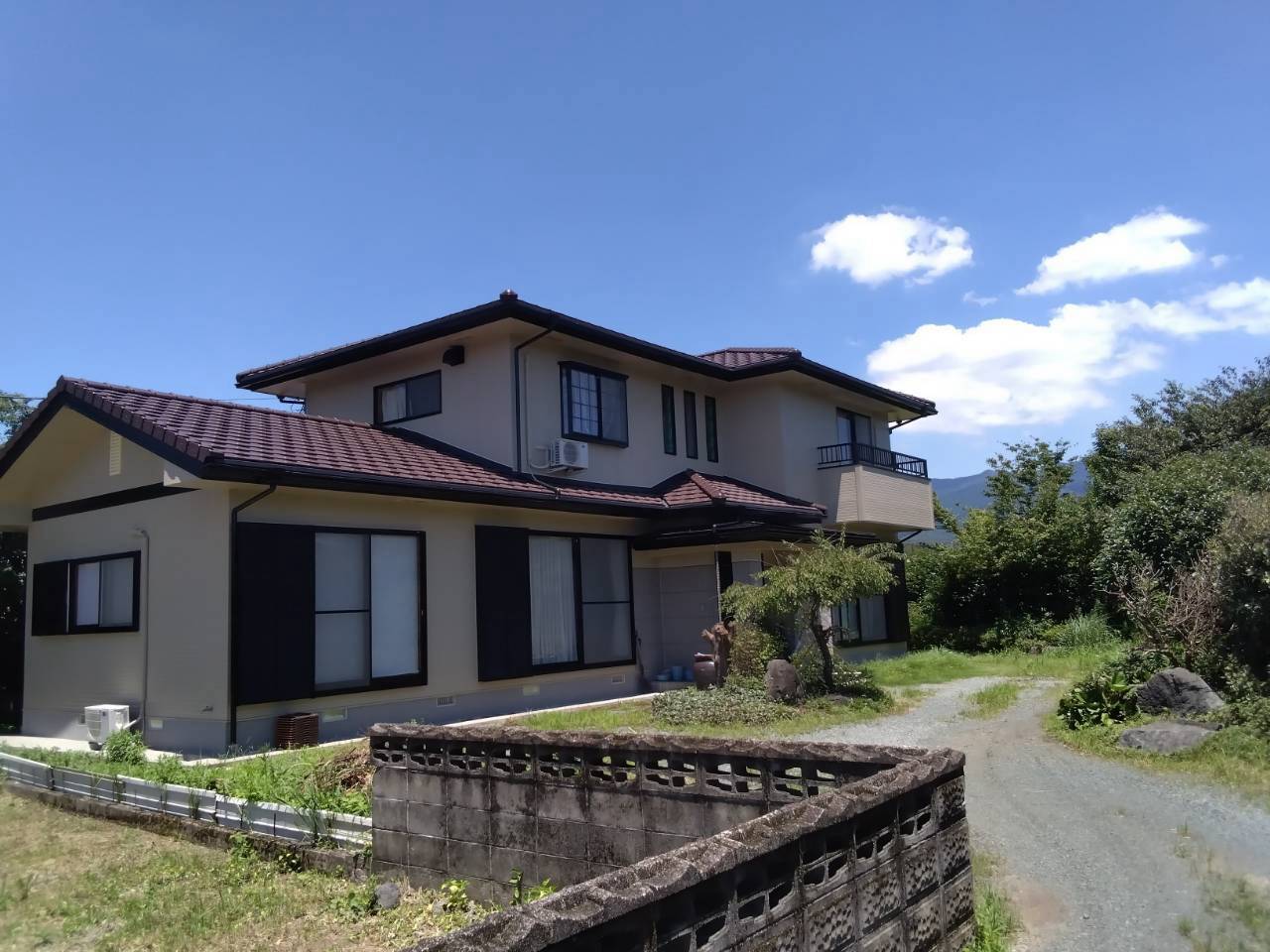 本会場「あーなんだの場 旭志」の建物外観と入口へ続く道