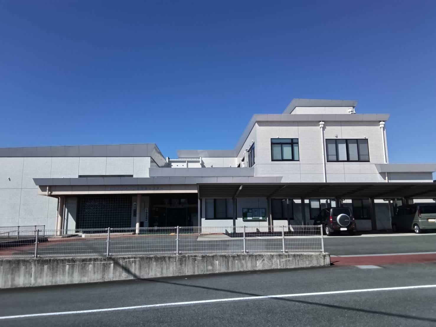 旭志公民館の建物外観と入口